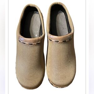 Aetrex Tan Slip-On clogs .‎ Size 7